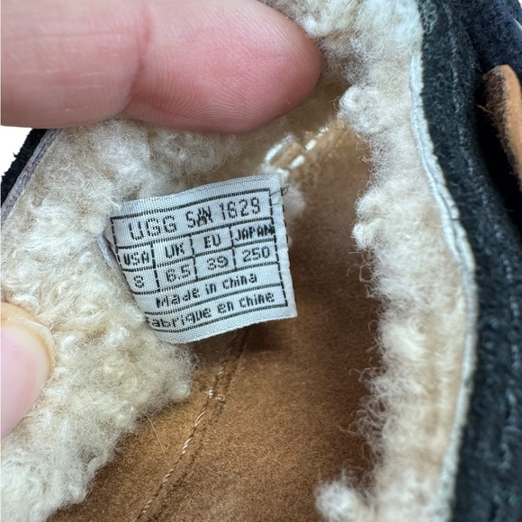 UGG Black and Tan Sandals with T-Strap Design - Picture 6 of 6